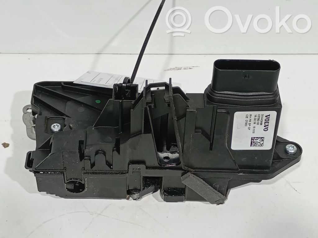 Volvo XC40 Zamek drzwi przednich 