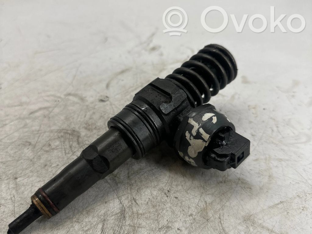 Volkswagen Golf V Fuel injector 
