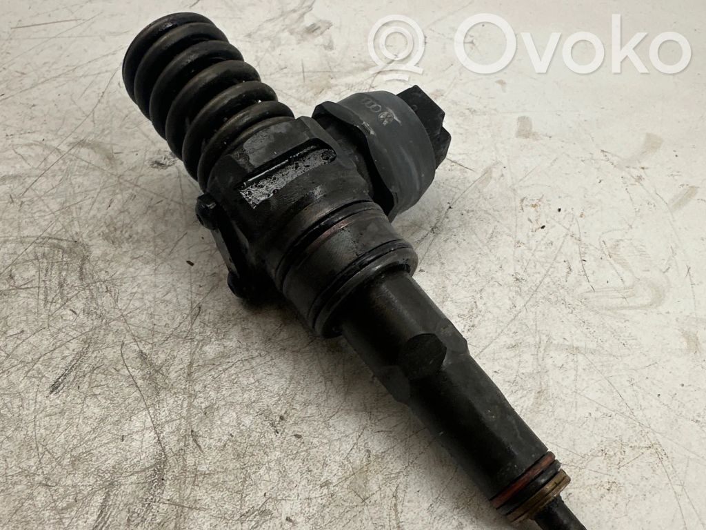Volkswagen Golf V Fuel injector 