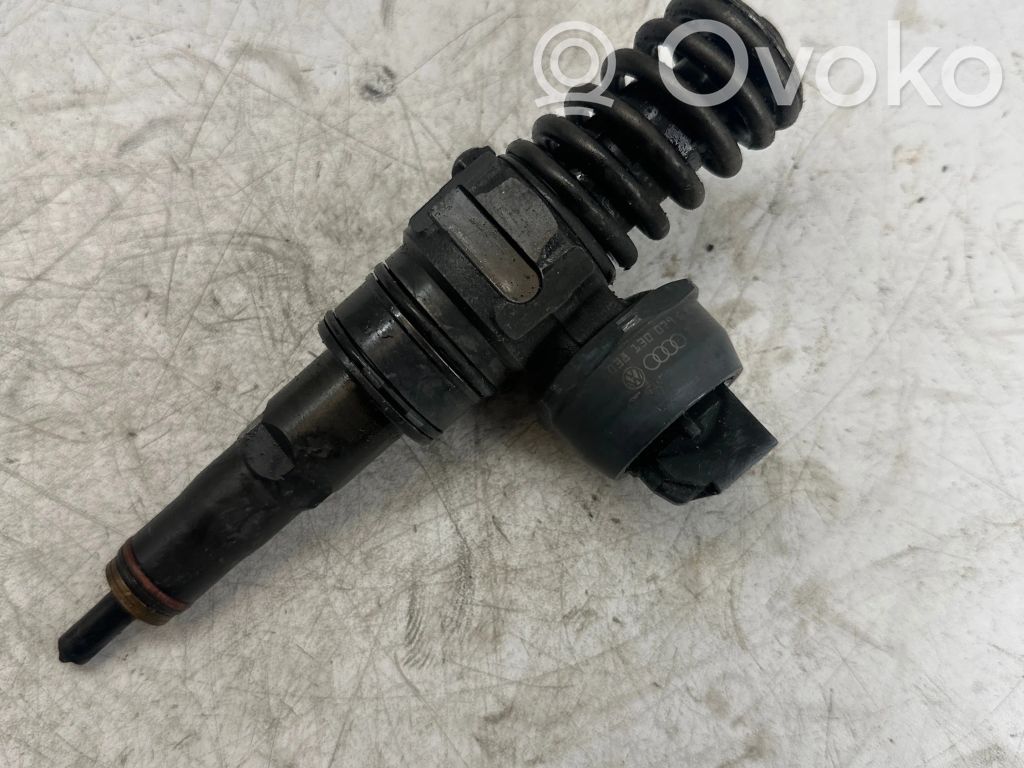 Volkswagen Golf V Fuel injector 