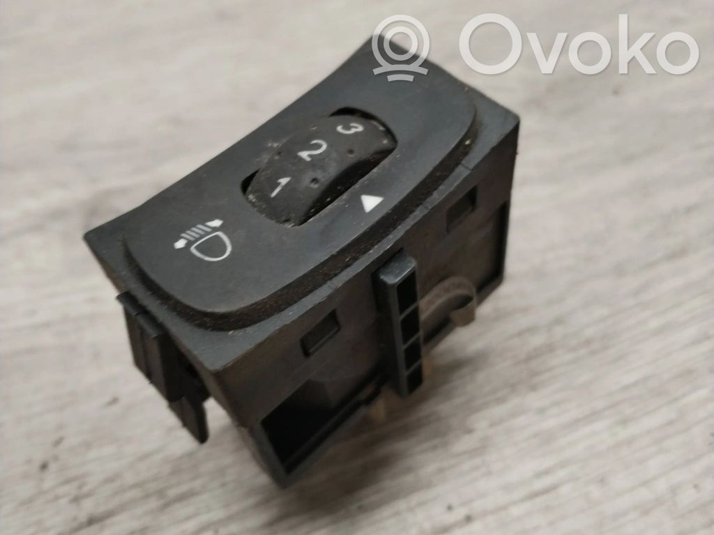 Headlight level height control switch   8200069116