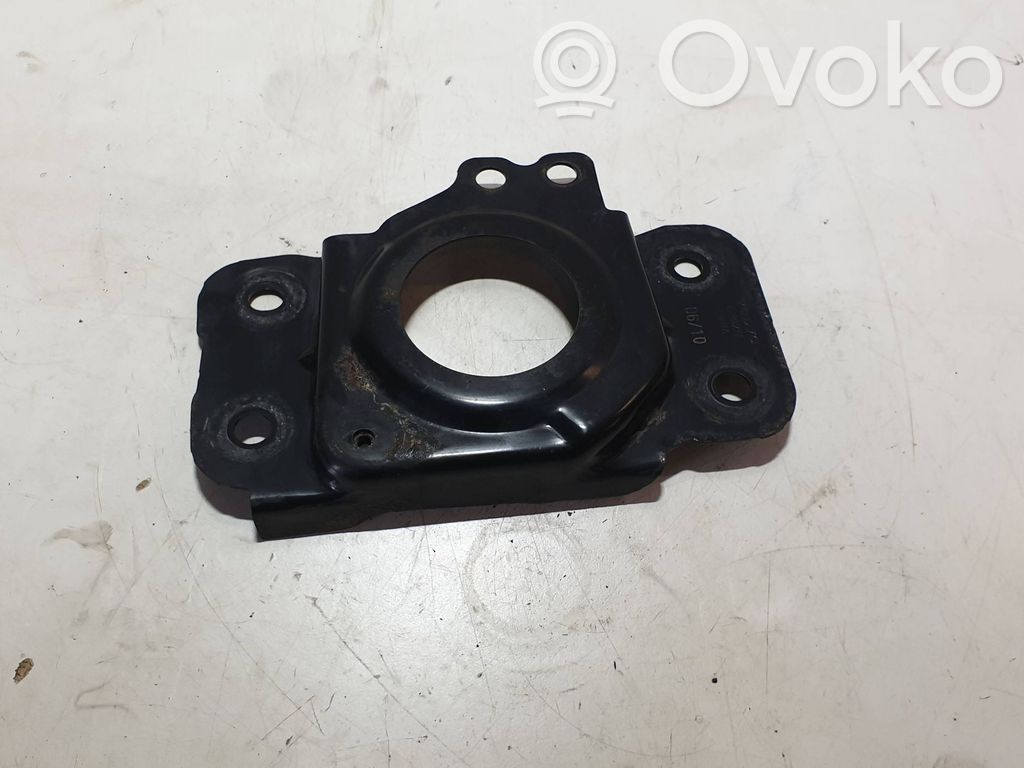 Volvo XC70 Engine mounting bracket 