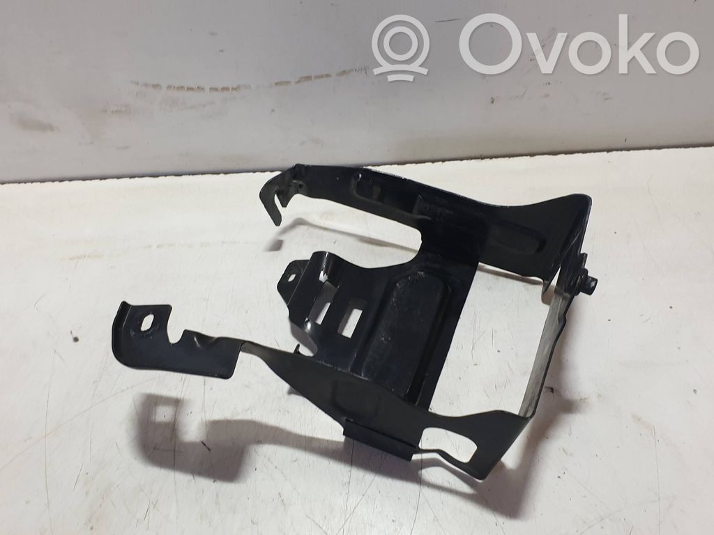 Volvo XC40 Mocowanie akumulatora 