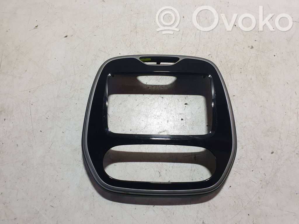 Renault Captur Konsola środkowa / Radio / GPS 