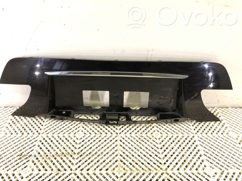 Infiniti Q70 Y51 Éclairage de plaque d'immatriculation