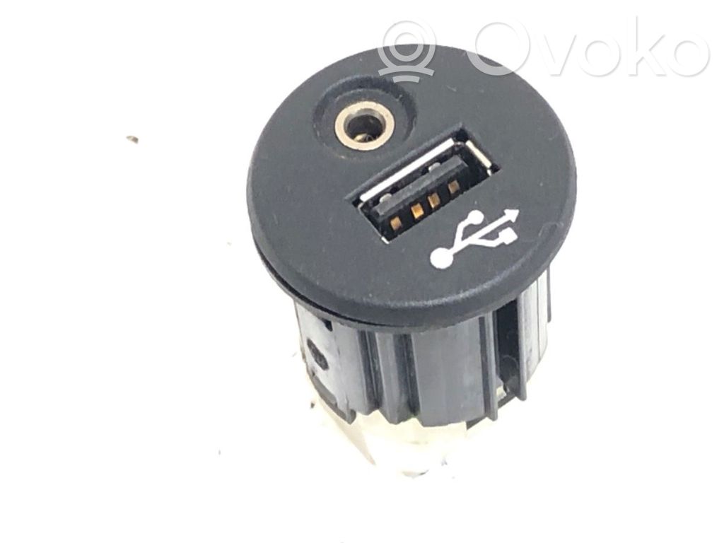 Nissan Juke I F15 Priză USB 