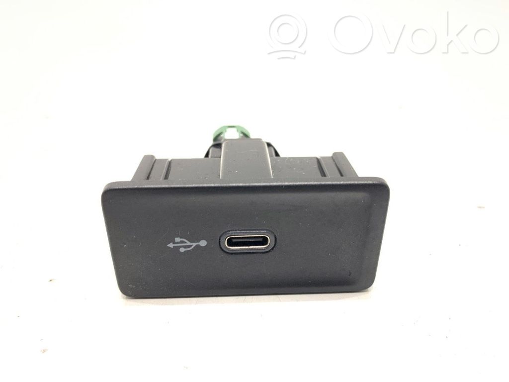 Volkswagen PASSAT B8 Enchufe conector USB 