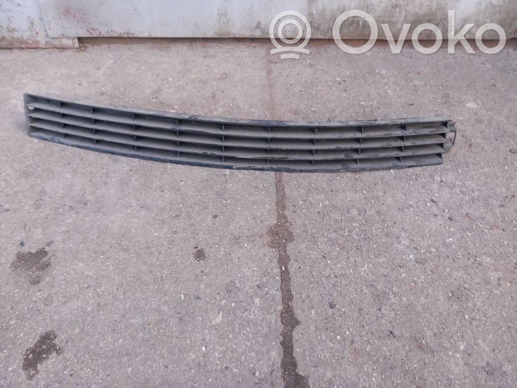 Audi 100 S4 C4 Rejilla inferior del parachoques delantero 