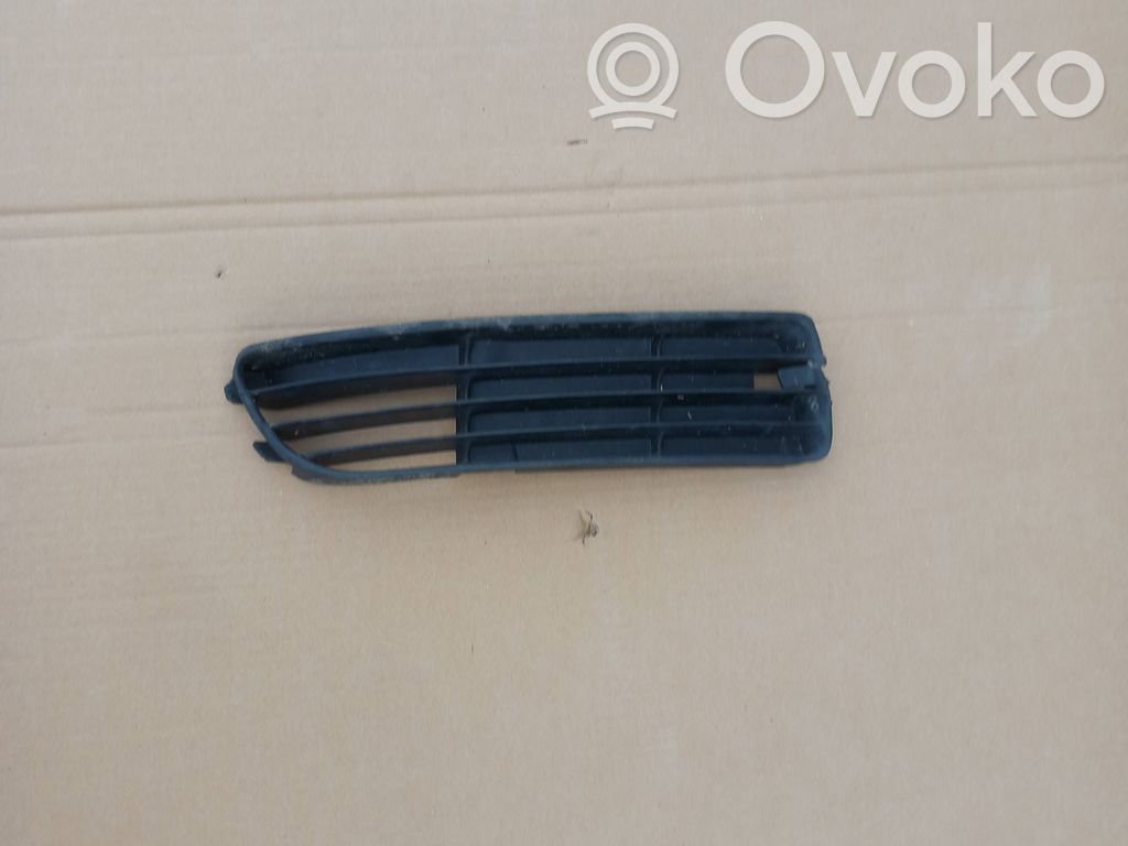 Audi A4 S4 B5 8D Rejilla inferior del parachoques delantero 