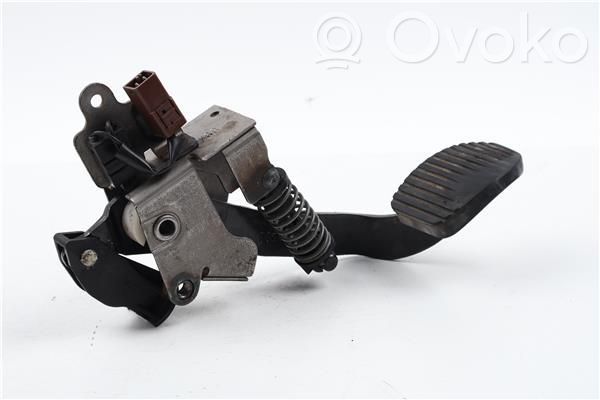 Accelerator throttle pedal