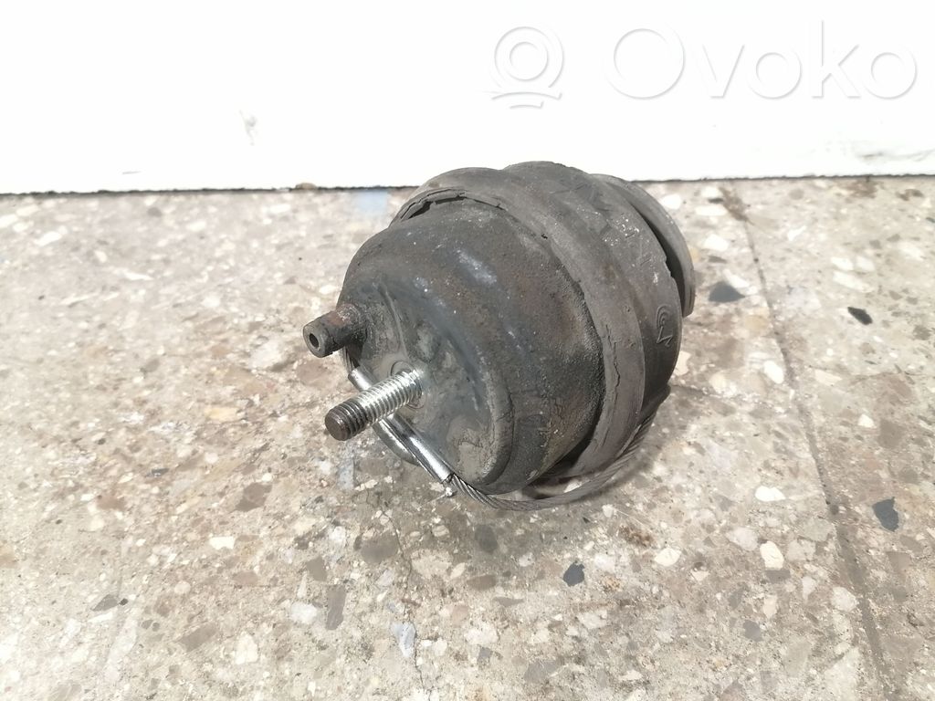 Volvo V70 Engine mount bracket 