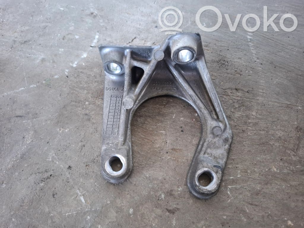 Volvo XC70 Engine mounting bracket 