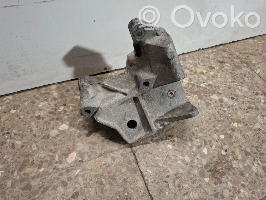 Volvo XC60 Engine mounting bracket 
