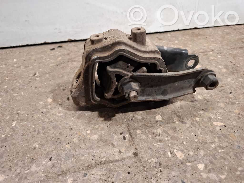 Volvo XC70 Engine mount bracket 