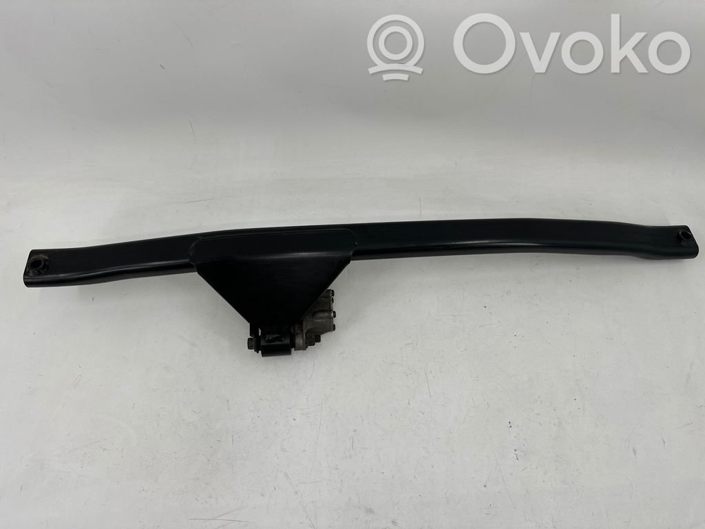 Volvo XC90 Engine mounting bracket 