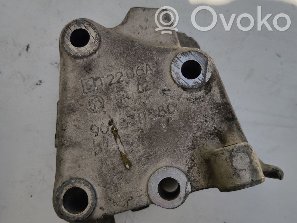 Peugeot 607 Engine mounting bracket 