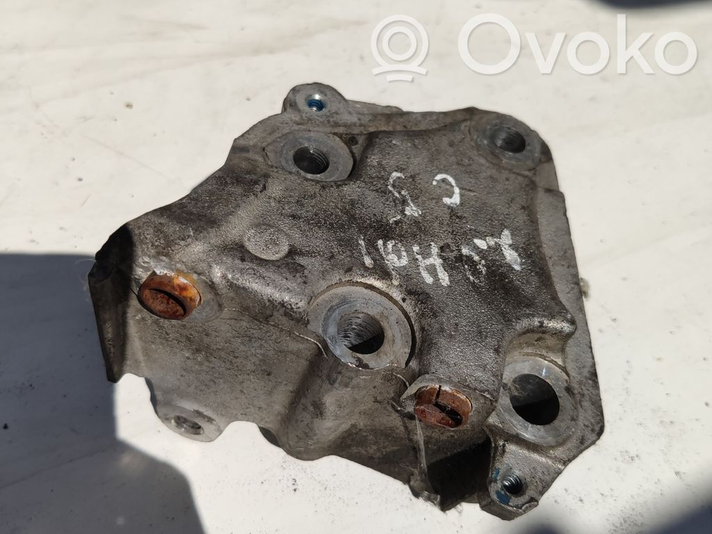 Peugeot 607 Engine mounting bracket 
