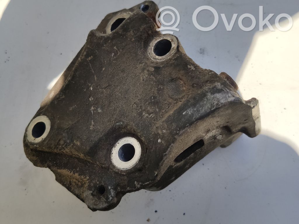 Peugeot 607 Engine mounting bracket 