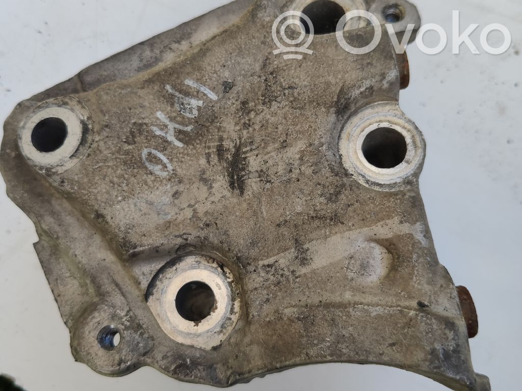 Peugeot 607 Engine mounting bracket 