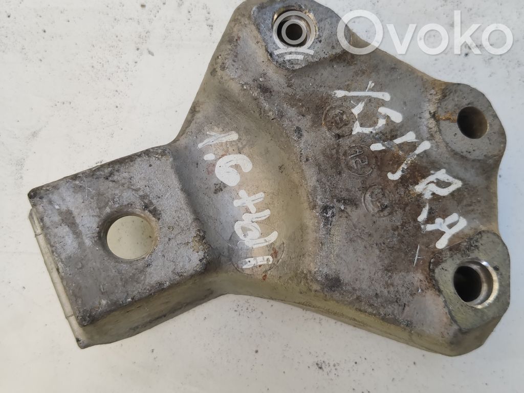 Citroen Xsara Picasso Engine mounting bracket 