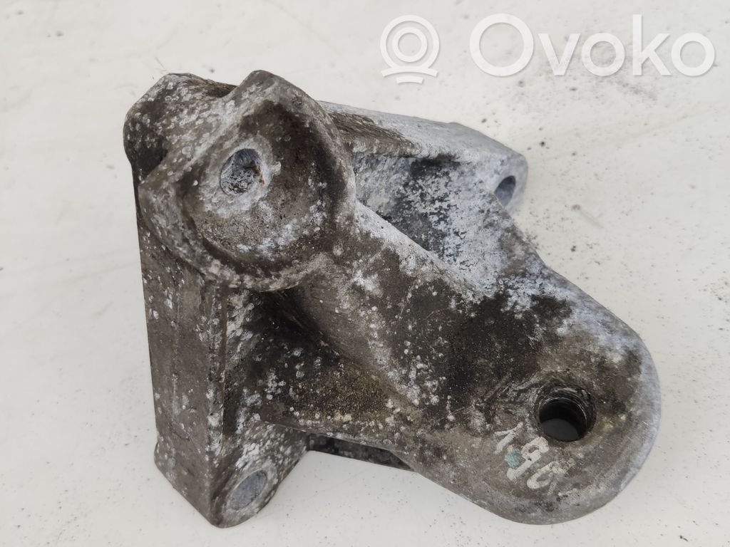 Engine mounting bracket   8200000032