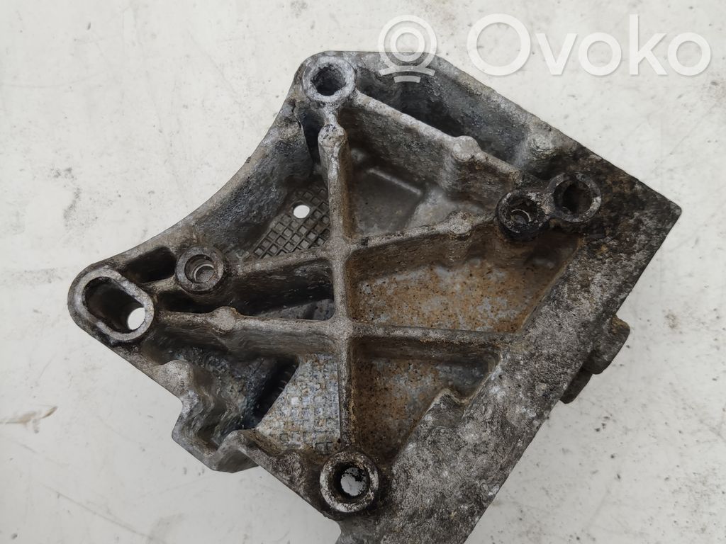 Citroen C4 I Engine mounting bracket 
