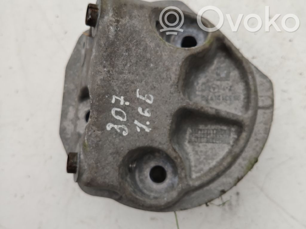 Peugeot 307 Engine mounting bracket 