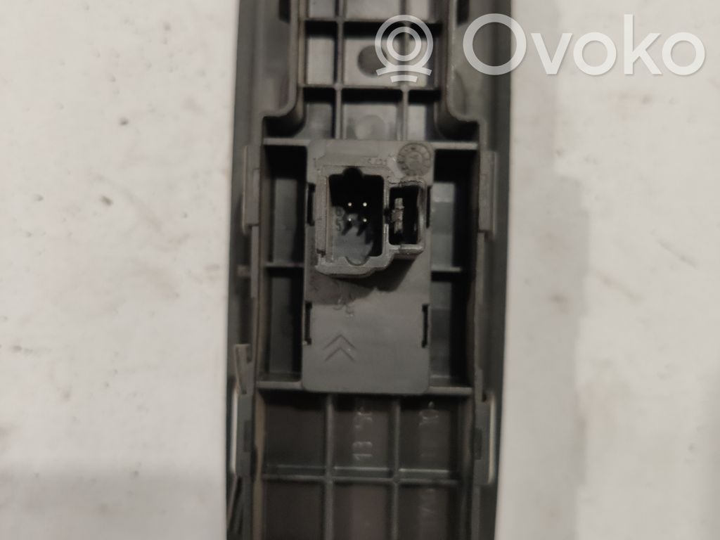Electric window control switch   14893750XT
