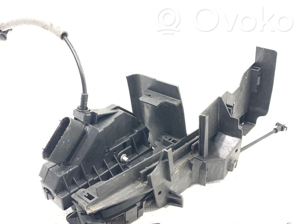 Ford Focus Priekšpusē slēdzene 