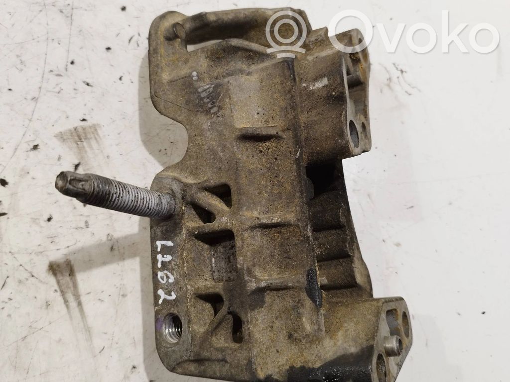 Volvo V50 Engine mounting bracket 