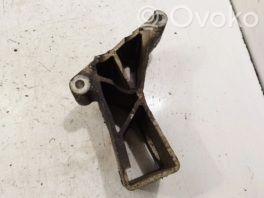 Volvo XC90 Engine mounting bracket 
