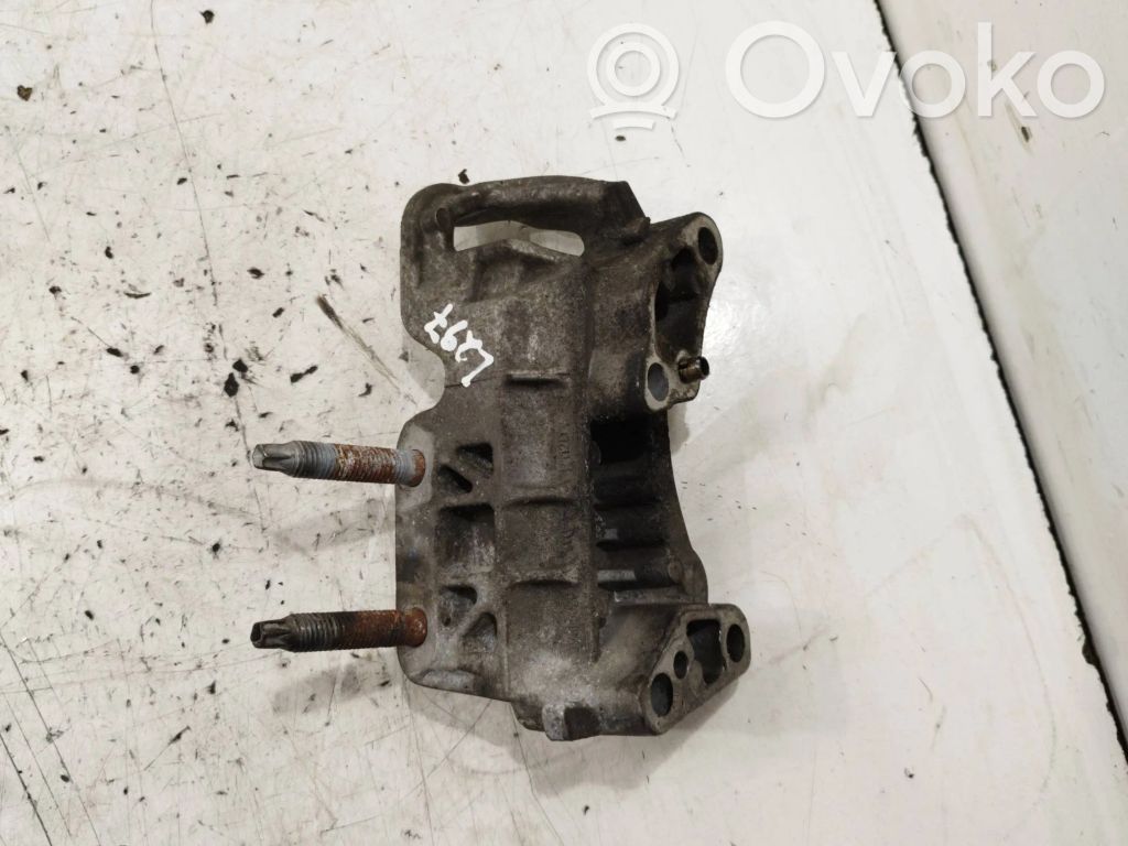 Volvo V70 Engine mounting bracket 
