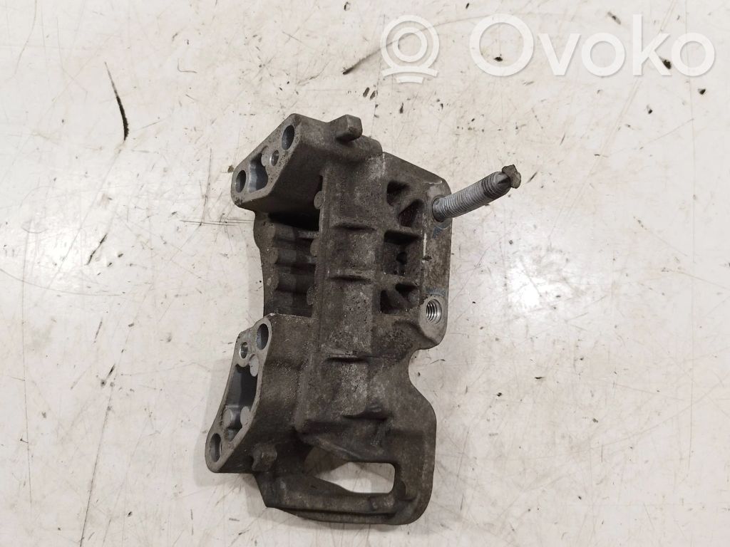 Volvo V50 Engine mounting bracket 