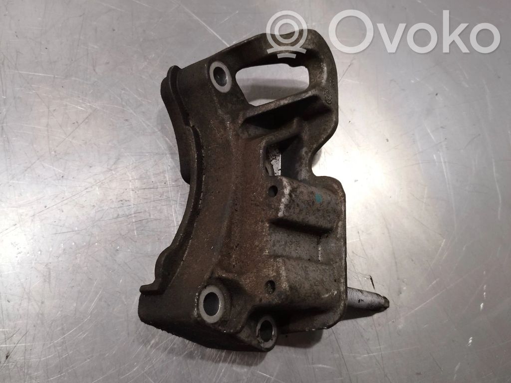 Ford Focus Engine mounting bracket 