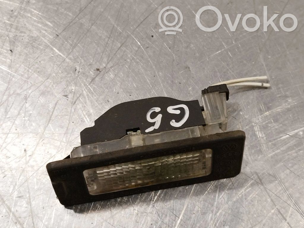 Volkswagen PASSAT B6 Lampa oświetlenia tylnej tablicy rejestracyjnej 