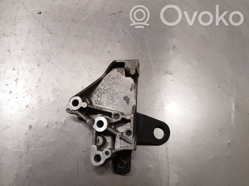 Volvo V70 Engine mounting bracket 