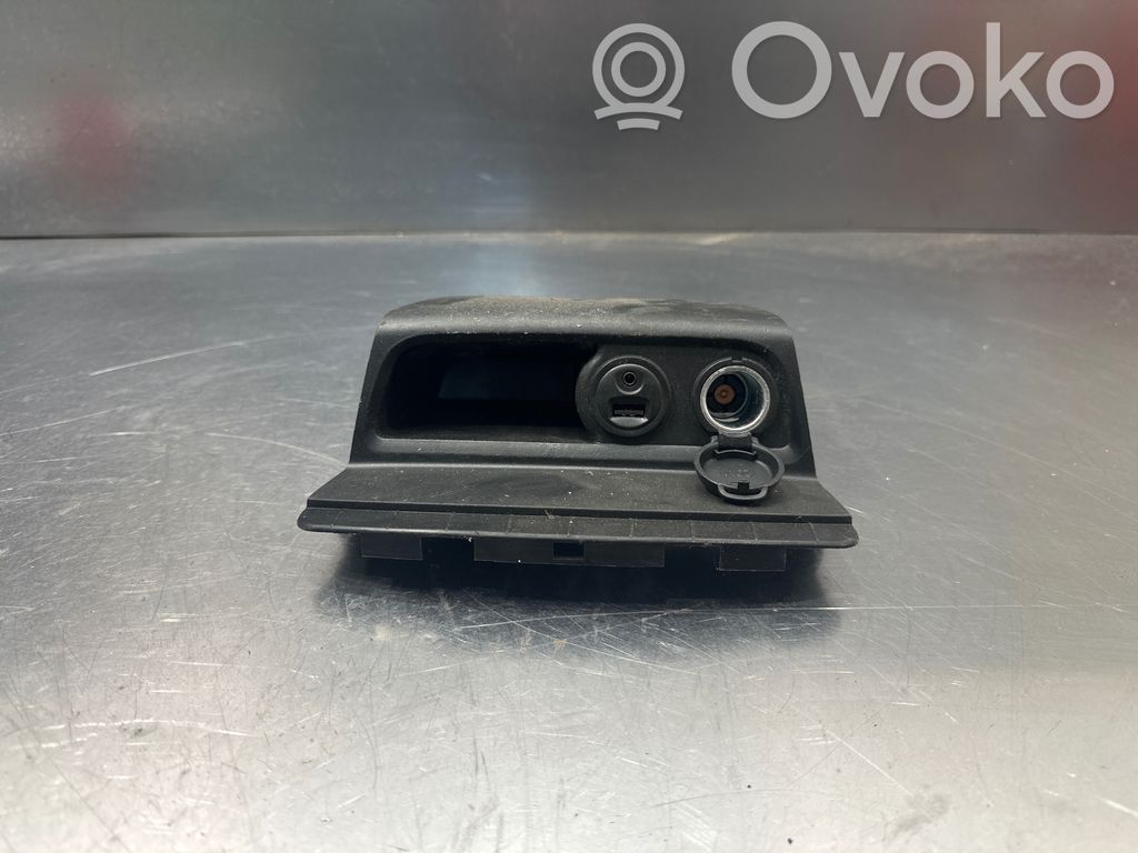 Peugeot 208 I Enchufe conector USB 