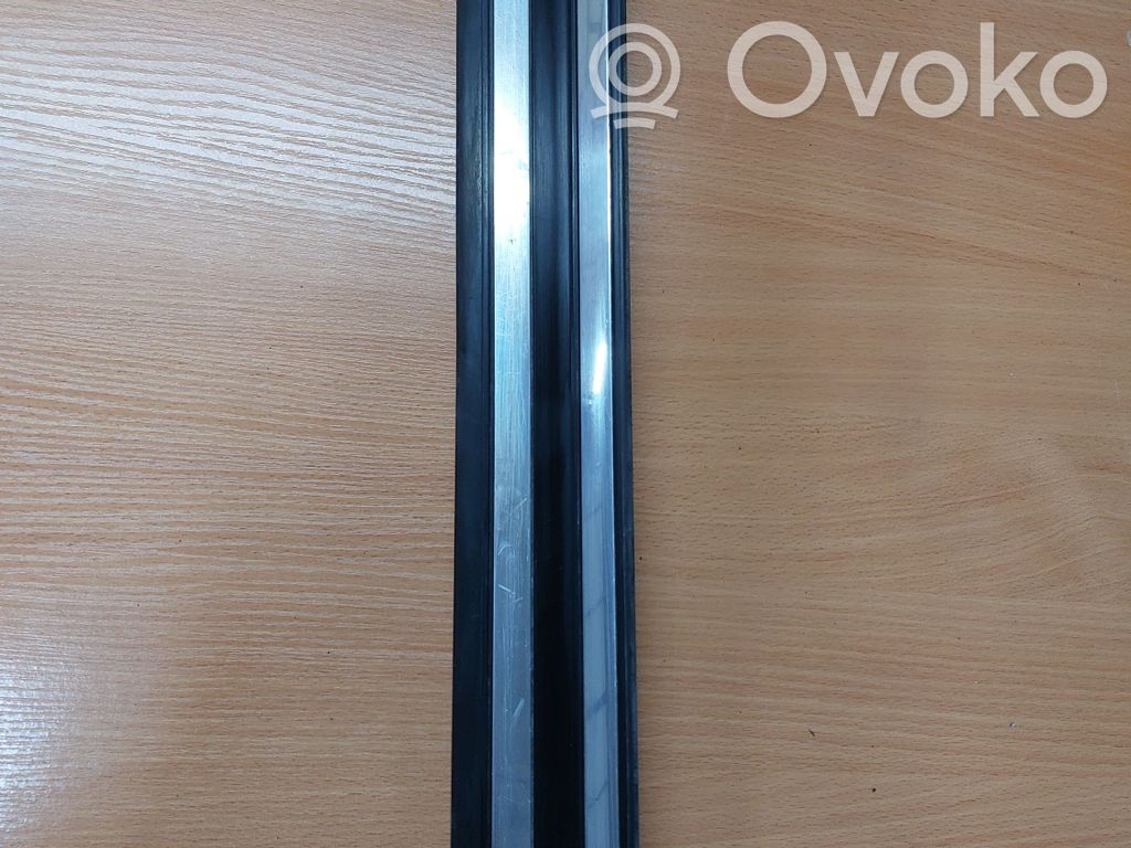 Side skirt front trim