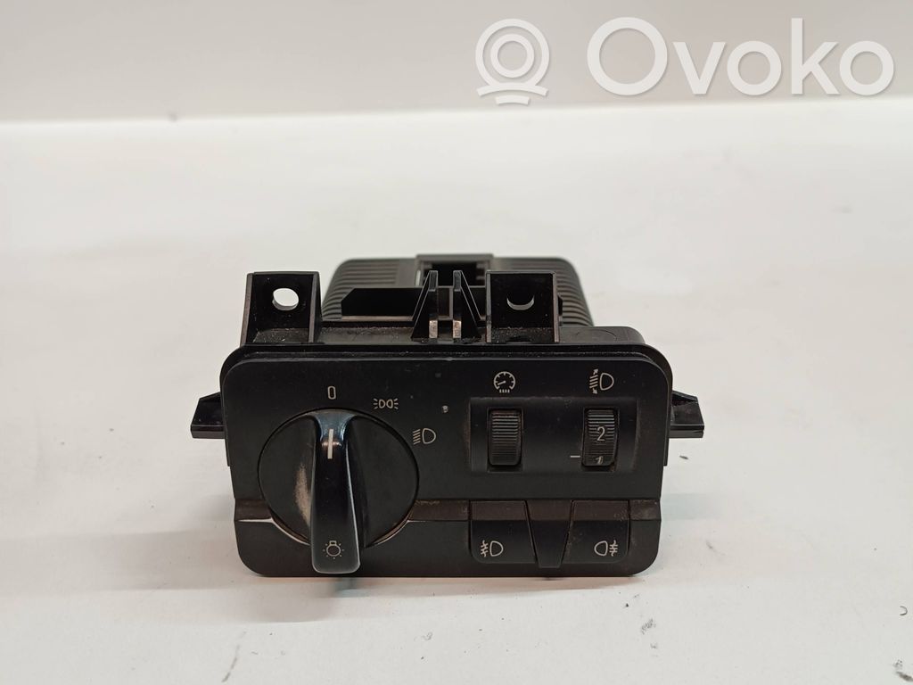 Light switch   6923478