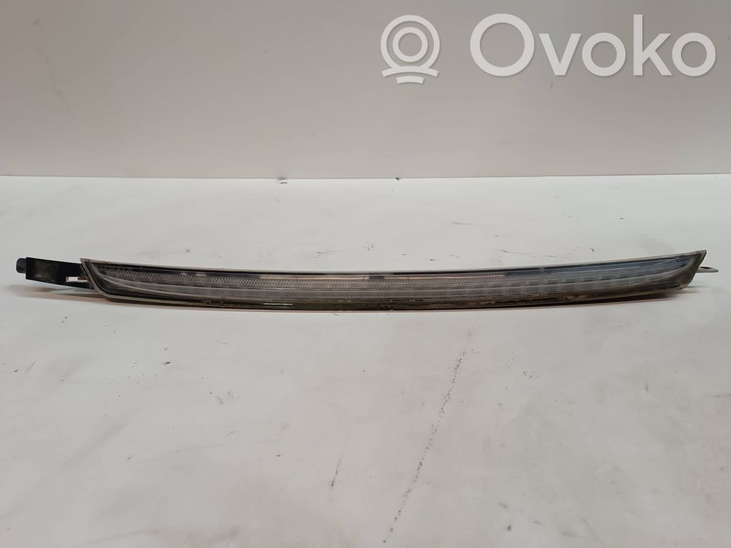 Kolmas/lisäjarruvalo   63258368764