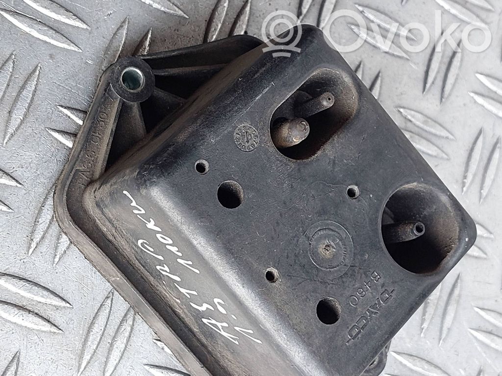Opel Astra H Vacuum air tank 