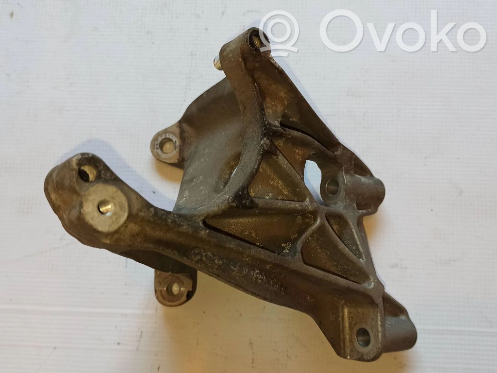Audi A8 S8 D3 4E Engine mounting bracket 