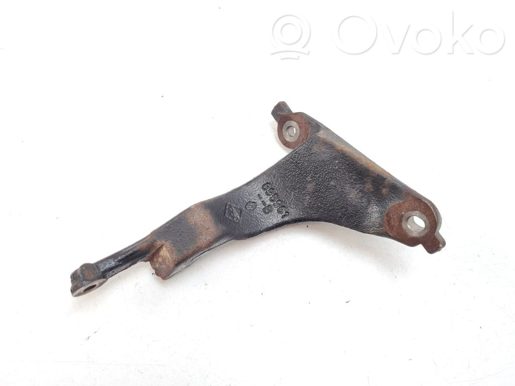 Engine mounting bracket   895961B
