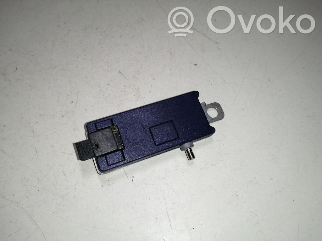 Audi A6 S6 C5 4B Pystyantennivahvistin 