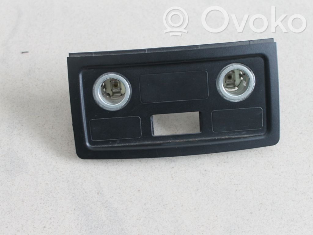 BMW 5 E60 E61 Gniazdo zapalniczki tylnej tunelu środkowego 