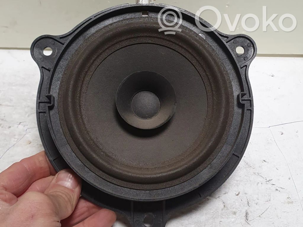 Nissan Primera Skaļrunis (-i) pakaļējās durvīs 