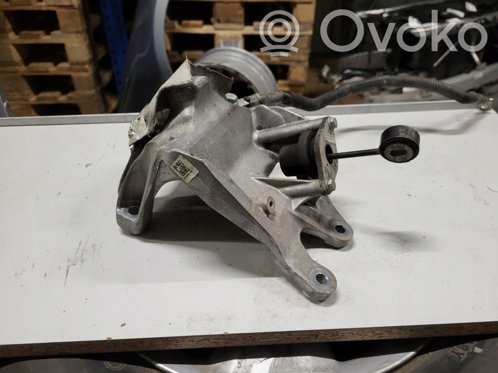 Audi Q7 4M Engine mounting bracket 