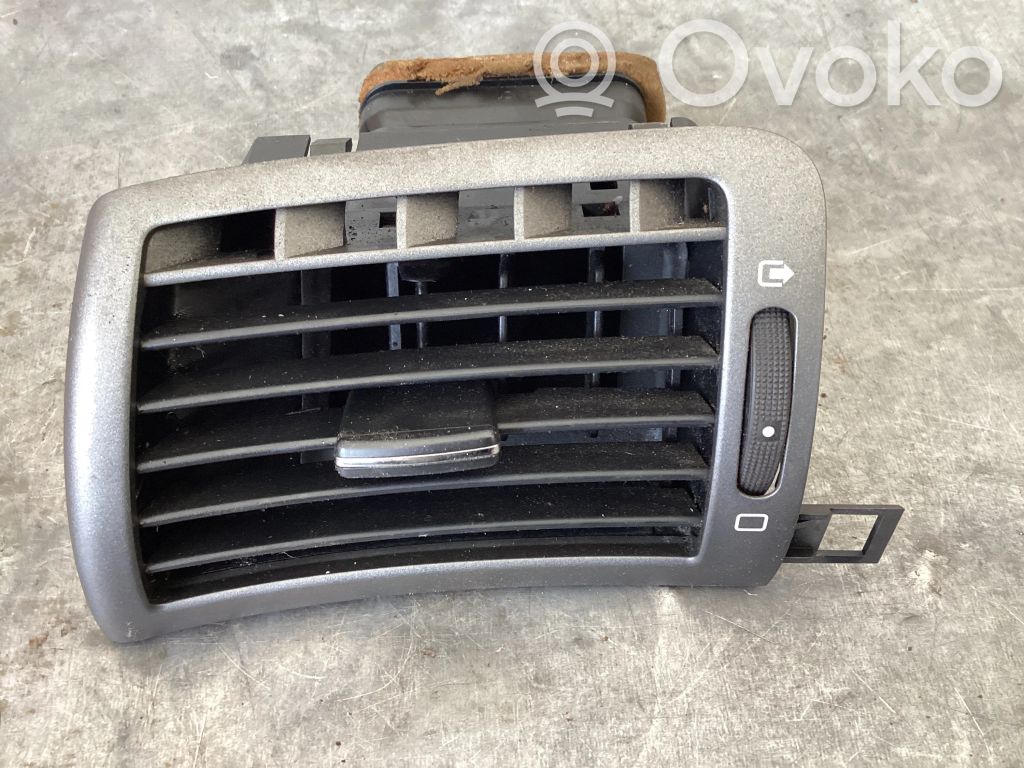 Peugeot 407 Kojelaudan sivutuuletussuuttimen kehys 