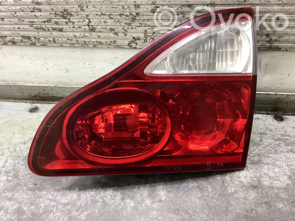 Toyota Avensis Verso Galinis žibintas dangtyje 