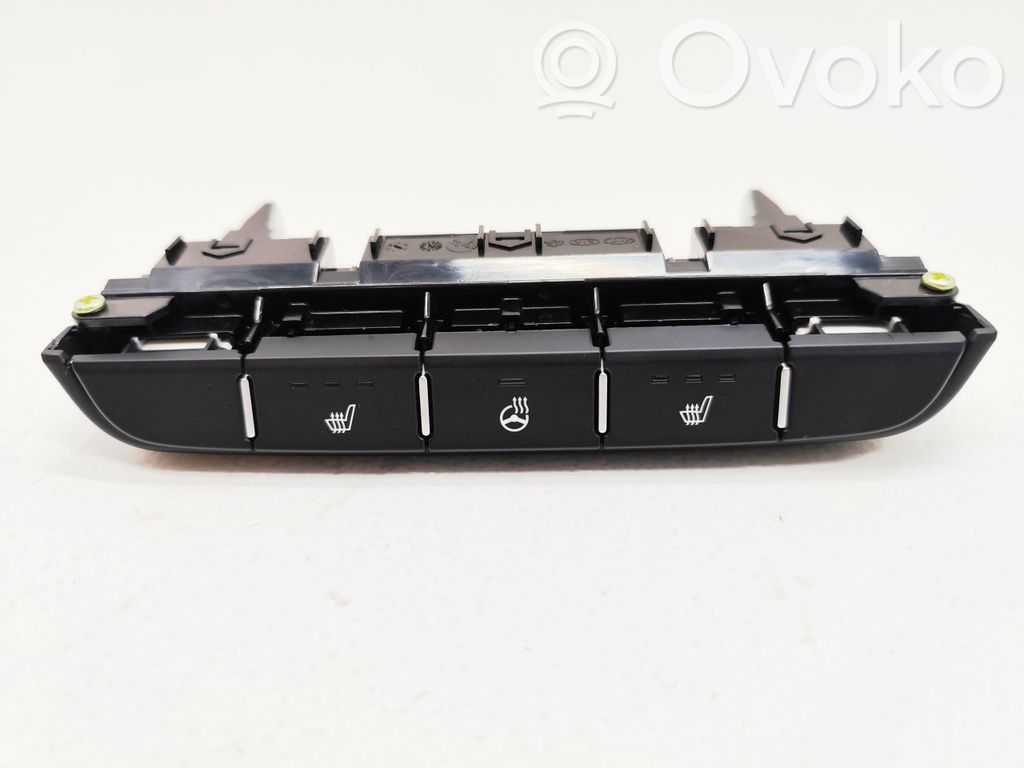 Tailgate/trunk/boot open switch   2022ROK